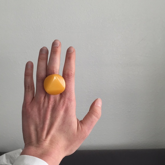 Yellow statement ring - Picture 2 of 7